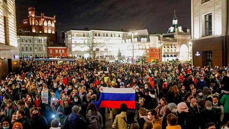 Venäjä | Venäjällä poliisi alkoi ottaa mielen­osoituksissa olleita kiinni valvonta­kamera­nauhojen perusteella, myös toimittajia haettu kodeistaan