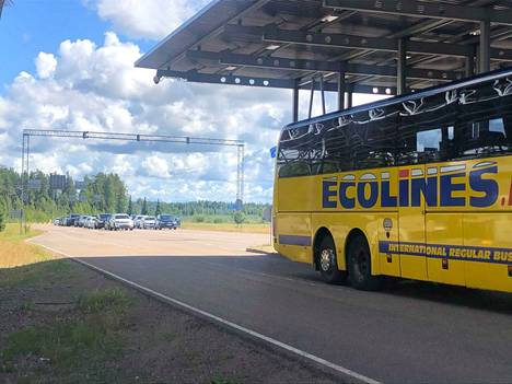 Vaalimaan raja-asemalla on tällä hetkellä pitkä jono Suomeen.
