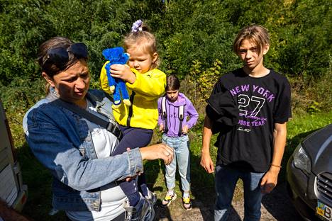 Itkuinen Anastasia yritti löytää lastensa kanssa kyytiä Venäjän miehittämään osaan Zaporižžjan aluetta hakeakseen miehensä turvaan Ukrainan puolelle. 