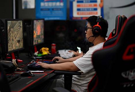 Kiina ilmoitti, että alaikäisten verkkopelaamista rajoitetaan kolmeen tuntiin viikossa. Kuvassa henkilö pelaa videopeliä Pekingissä tiistaina 31. elokuuta.