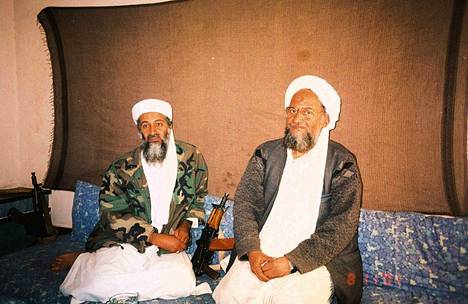 Osama bin Laden (vas.) ja Ayman al-Zawahiri. Kuvauspaikka ei ole tiedossa.
