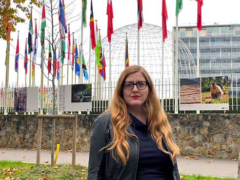 YK:n ihmisoikeustoimistosta potkut saanut Emma Reilly viime marraskuussa Pariisissa YK:n kasvatus-, tiede- ja kulttuurijärjestö Unescon päämajan edessä otetussa valokuvassa.