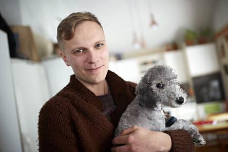 Suomentaja Riku Toivola on kääntänyt Oksana Vasjakirin romaanin. Sylissä on Börje-koira. 