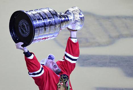 Kimmo Timonen pääsi nostamaan Stanley Cupin 15. kesäkuuta 2015.