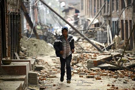 Mies juoksi etsimään suojaa jälkijäristysten aikana Bhaktaburissa sunnuntaina.