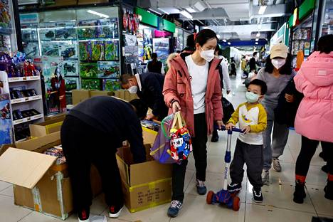 Kiina ryhtyi vuodenvaihteessa poistamaan koronarajoituksia vauhdilla. Kuvassa asiakkaita ja työntekijöitä tavaratalossa Pekingissä 11. tammikuuta 2023.