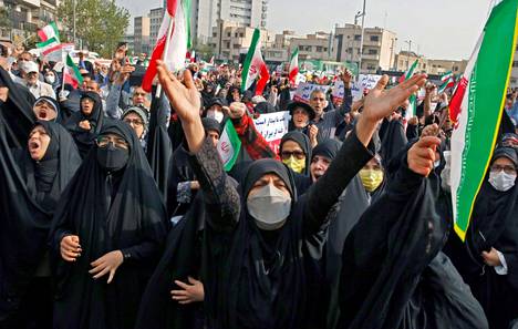 Iranilaisnaisia mielenosoituksessa Teheranissa.