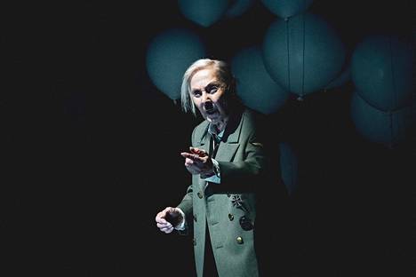 Seela Sellan tähdittämä Hitler ja Blondi -esitys olisi nähty tänä vuonna Tampereen teatterikesässä.