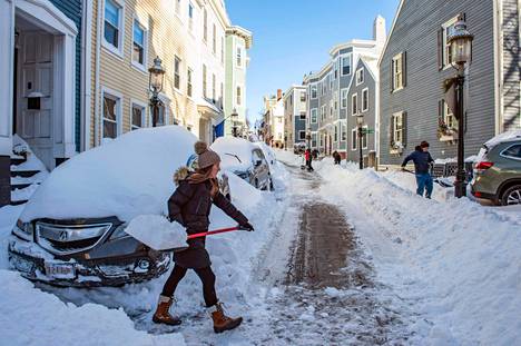 Bostonissa Massachusettsin osavaltiossa asukkaat lapioivat lunta sunnuntaina 30. tammikuuta. 