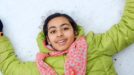 Kymmenvuotias Farah muuttaa Suomeen, rakastuu lumeen ja ryhtyy ottamaan hiihtotunteja.