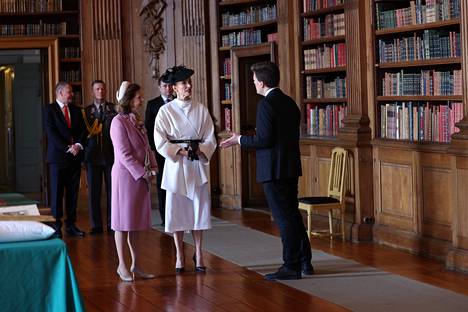 Kuningatar Silvia ja Suzanne Innes-Stubb vierailivat Bernadotte-kirjastossa Tukholmassa.