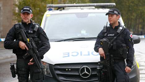 Poliisi purki eristyksen parlamentin läheltä Lontoossa – tutkivat epäilyttävän paketin