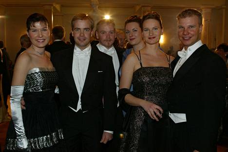 Endurotähdet Juha Salminen (vas.), Samuli Aro ja Petteri Silván puolisoineen Linnan juhlissa vuonna 2002.
