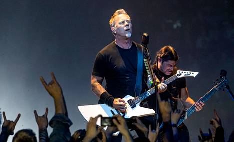 Metallican James Hetfield (vas.) ja Robert Trujillo keikalla Helsingissä toukokuussa 2018.