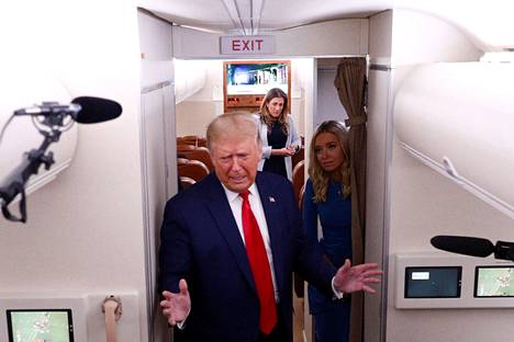Yhdysvaltain presidentti Donald Trump puhui toimittajille Air Force One -lentokoneessa vaalikampanjan loppusuoralla syyskuussa 2020. Taaimpana näkyy Cassidy Hutchinson, joka tuolloin työskenteli Valkoisessa talossa kansliapäällikkö Mark Meadowsin avustajana.