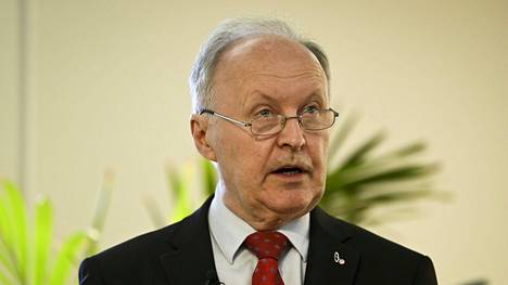 Perhe- ja peruspalveluministeri Aki Lindén huhtikuussa.
