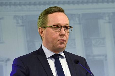 Elinkeinoministeri Mika Lintilä hallituksen koronatilannekatsauksessa 3. huhtikuuta.