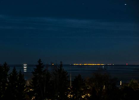 Lauttasaaren Myllykalliolta sunnuntai-iltana yhdeksän aikaan otetussa kuvassa näkyvät Tallinnan valot selvästi.
