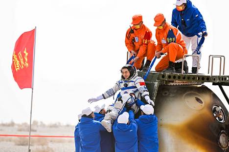 Taikonautti Ye Guangfua autettiin pois Shenzhou-13-avaruusaluksen laskeutumiskapselista Sisä-Mongolian tasangolla lauantaina.
