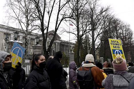 Venäjän suurlähetystön edustalla Helsingissä osoitettiin mieltä Ukrainan sotaa vastaan 24. helmikuuta.