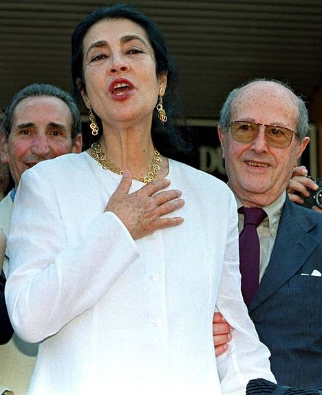 Irene Papas ja portugalilainen elokuvaohjaaja Manoel de Oliveira Cannesin elokuvajuhlilla toukokuussa 1998. Papas näytteli äitiä de Oliveiran elokuvassa Inquietude.