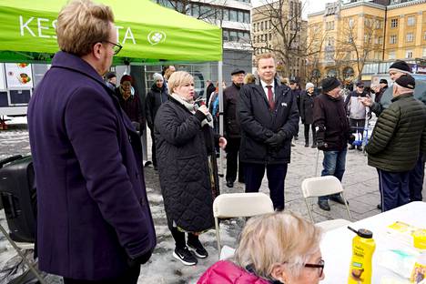 Keskustan puheenjohtaja, valtiovarainministeri Annika Saarikko ja puolustusministeri Antti Kaikkonen tapasivat kansalaisia puoluevaltuuston kokouksen yhteydessä Vaasassa lauantaina. 