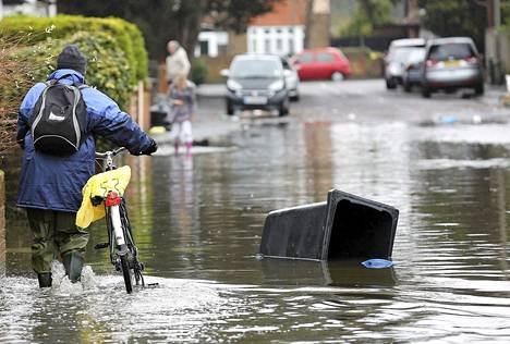 Tulvat ovat vaikeuttaneet arkea viime päivinä muun muassa Thamesjoen varrella olevassa Eghamin kylässä. 