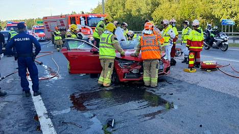 Onnettomuudet | Lahdenväylällä Helsingissä neljän auton kolari, kaksi ihmistä viety sairaalaan