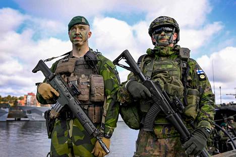 Suomen ja Ruotsin asevoimien yhteistyö on tiivistynyt viime vuosina. Kuvassa ruotsalainen ja suomalainen sotilas käynnissä olevassa Ruotsin Aurora-pääsotaharjoituksessa Bergan laivastotukikohdassa.