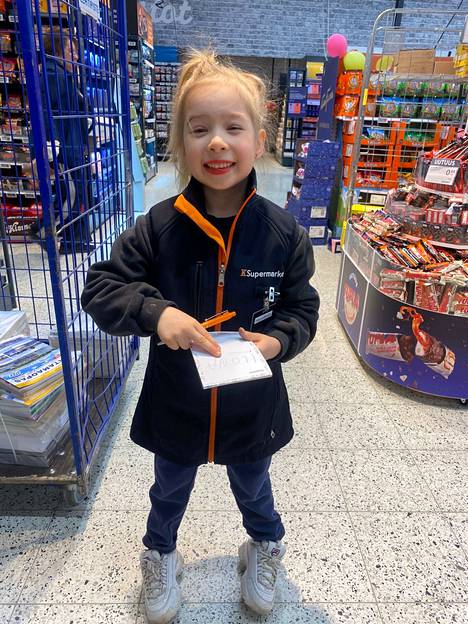 Nelli Roos, 5, harjoitteli toimistotöitä tiistaina K-Supermarket Hertassa Herttoniemessä kirjoittamalla ylös äitinsä Johanna Juntusen työkavereiden nimiä.