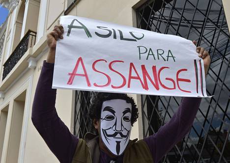 &#34;Turvapaikka Assangelle&#34;, vaati mielenosoittaja Ecuadorin ulkoministeriön edessä maan pääkaupungissa Quitossa kesäkuun lopulla. Wikileaksin perustaja Julian Assange on hakenut turvapaikkaa Ecuadorista, koska hän pelkää luovutusta Ruotsiin. Ecuadorin presidentti Rafael Correa on sanonut harkitsevansa turvapaikan antamista.