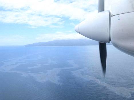 Öljyvuoto Oriental Mindoro -saaren lähellä nähtynä lentokoneesta.