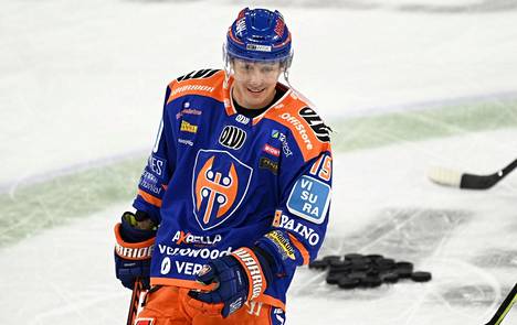Veli-Matti Savinainen otti jäähyjä ja teki Tapparalle maalin Jukureita vastaan. Savinainen kuvattiin kauden avausottelussa 13.syyskuuta.