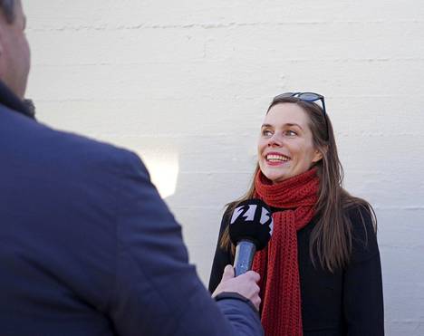 Islannin tuleva pääministeri Katrin Jakobsdóttir puhui tiedotusvälineille vaalipäivänä 28. lokakuuta Reykjavikissa.