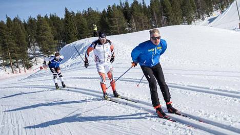 Olympiavoittaja Iivo Niskanenkin jäniksenä – 24 tunnin hiihdon maailmanennätykset murskattiin Levillä: ”Ihan hirveä olo”