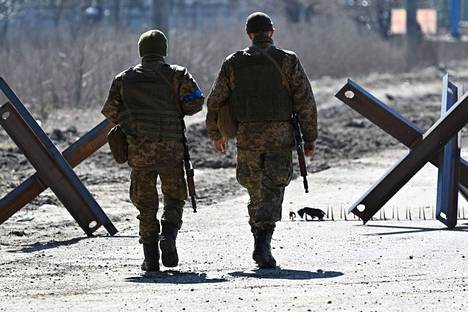 Ukrainalaiset sotilaat kävelivät kohti etulinjaa lähellä Kiovaa sunnuntaina. 