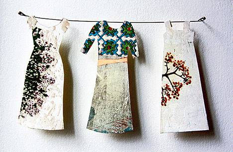 Vintage-paperileikkausnäyttely juhlii Kirsi Neuvosen käyttämän pukuaiheen 25-vuotista historiaa.