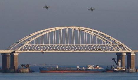 Kertšinsalmen sillan yllä nähtiin sunnuntaina venäläisiä hävittäjiä.