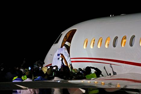Gambian entinen presidentti Yahya Jammeh nousi lentokoneeseen myöhään lauantaina pääkaupungin Banjulin lentokentällä.