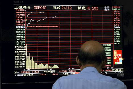 Sijoittaja katseli Kiinan pörssikäyriä perjantaina, joka oli toinen perättäinen nousupäivä pitkän kurssiromahduksen jälkeen.