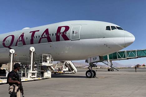 Qatarin kansallinen lentoyhtiö Qatar Airways on lennättänyt afganistanilaisia turvaan elokuun lopusta lähtien. Kuva keskiviikolta, jolloin kymmenet urheilevat naiset pääsivät perheineen pakenemaan Kabulista.