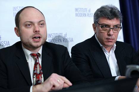 Vladimir Kara-Murza ja oppositiopoliitikko Boris Nemtsov tammikuussa 2014. Seuraavana vuonna Nemtsov murhattiin ja Kara-Murza yritettiin myrkyttää.