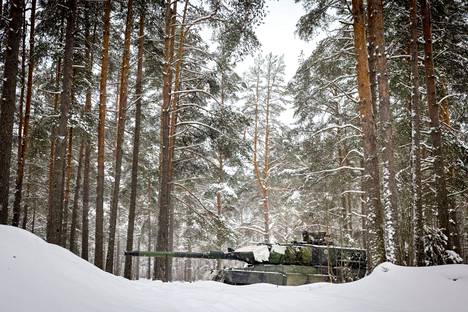 Ukraina toivoo Leopard 2 -panssarivaunuja avukseen taistelussa Venäjän hyökkäyssotaa vastaan. Kuvassa taistelupanssarivaunun käyttökoulutusta Parolassa.
