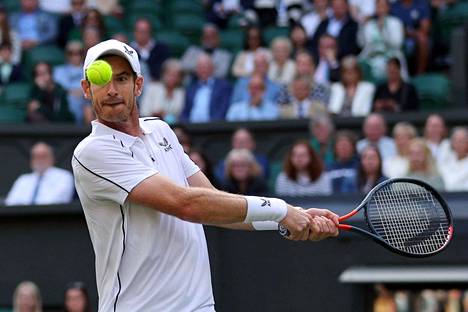 Andy Murray voitti James Duckworthin Wimbledonin ensimmäisessä ottelussaan.