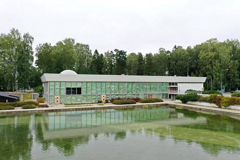 Tapiolan uimahalli on osa 1960-luvun Tapiolan arkkitehtuurillista ydintä. Aiempi peruskorjaus epäonnistui. Halli on ollut suljettuna vuodesta 2016.
