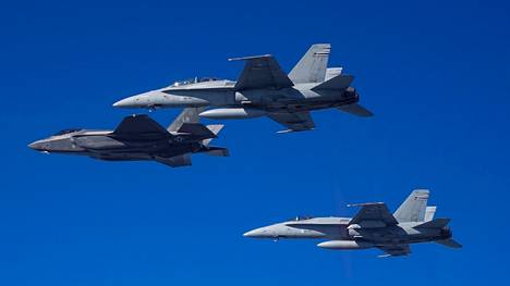 Pori Airshow'hun osallistunut Yhdysvaltain ilmavoimien F-35A Lightning II -hävittäjä (kärjessä) harjoitteli kahden suomalaisen Hornetin kanssa viime viikolla.