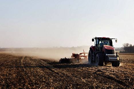 Traktoreita valmistelemassa kevätkylvöjä Rodnikivkan osuustilan pelloilla maaliskuussa 2022.