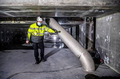 From this connecting pipe, treated wastewater is led to the discharge tunnel and Suomenoja.  HSY's project manager Kari Reinikainen presents.