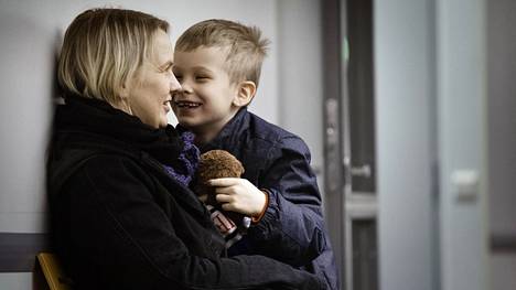 Edessä oleva korva- ja keuhkotarkastus jännitti seitsemänvuotiasta Tatu Kiveä Kannelmäen terveysasemalla Helsingissä. Vastaanottoajan sai äidin Mari Kiven mukaan nopeasti mutta hoidon laatu vaihtelee.
