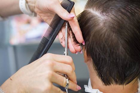 Esimerkiksi parturit ja kampaamot ovat menettäneet paljon asiakkaita koronavirustilanteen takia.